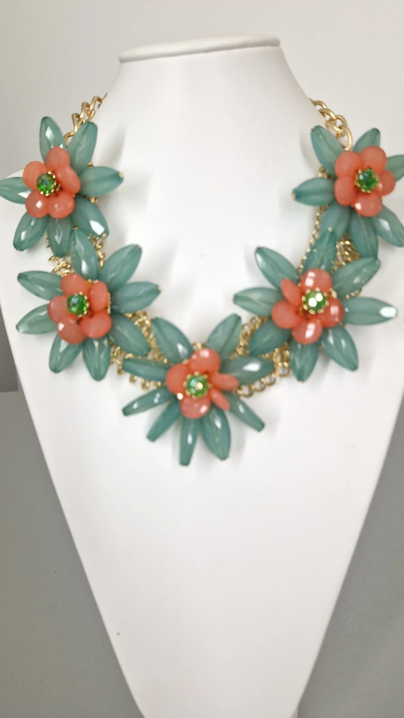 Sweet7 Statement Kette Halskette große Blüten und Schmucksteine hellgrün koralle