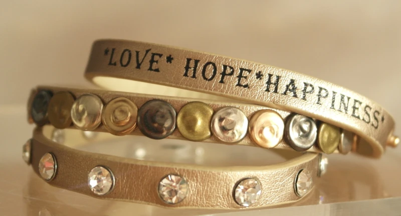 Wickelarmband Armband gold-beige mit der Aufschrift "LOVE HOPE HAPPINESS" Nieten und Glitzersteine